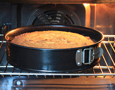 Honig-Kokos-Kuchen im Ofen