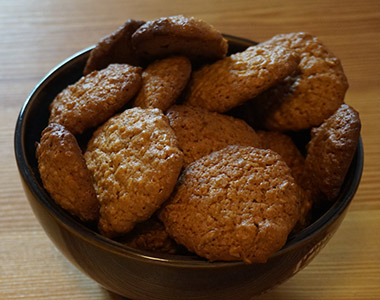 Fertige Hafer-Nuss-Kekse mit Honig