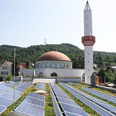 Moschee mit Solarpanels von Nour Energy e.V.