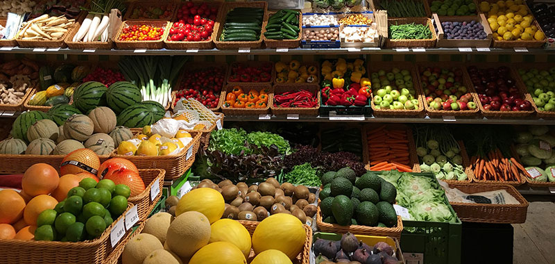 Große Obst- und Gemüseauswahl im Laden